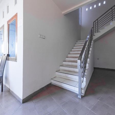 Hotel Reddoorz Near Pasar Pagi 2 By Cassana Cirebon Exterior foto