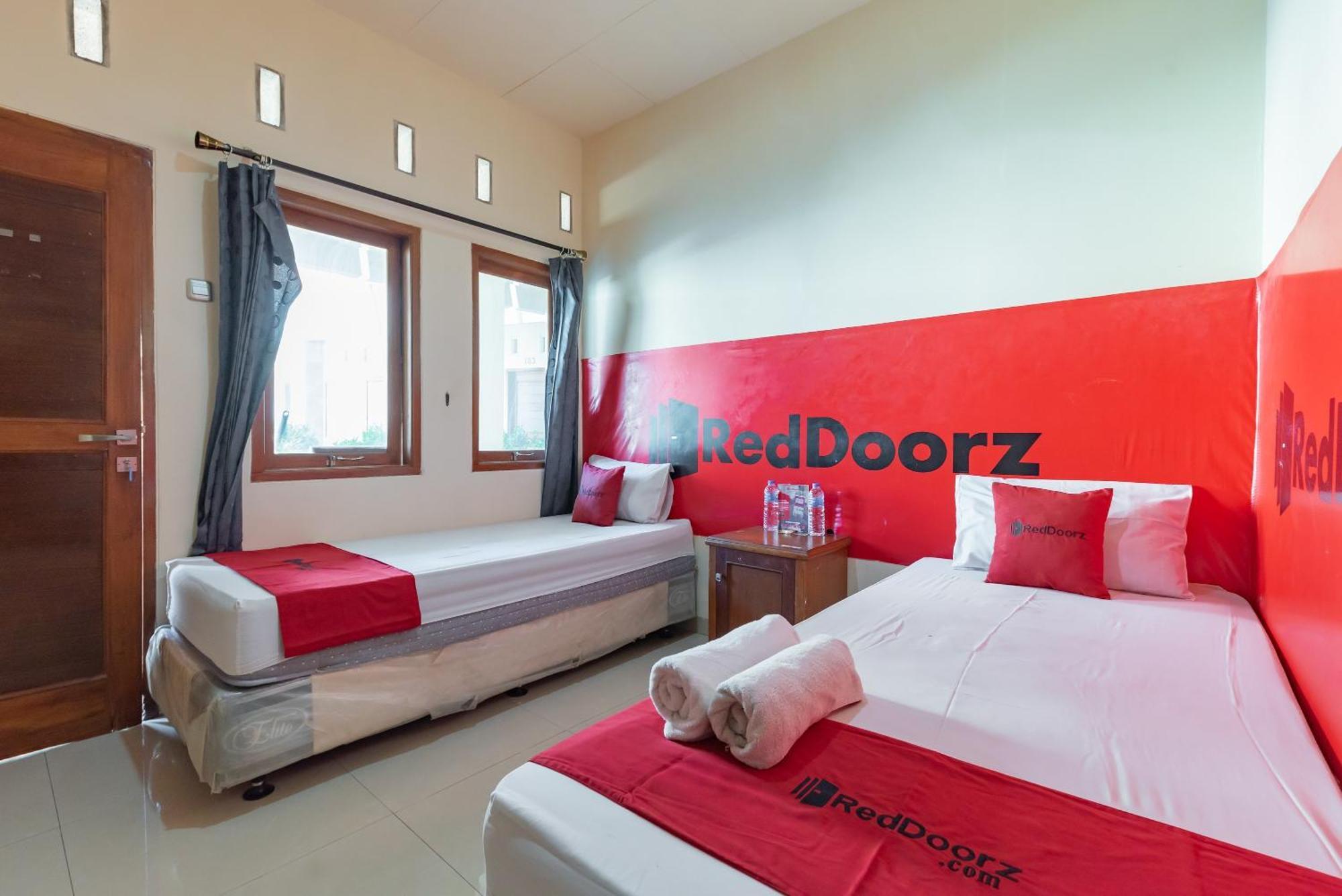 Hotel Reddoorz Near Pasar Pagi 2 By Cassana Cirebon Exterior foto