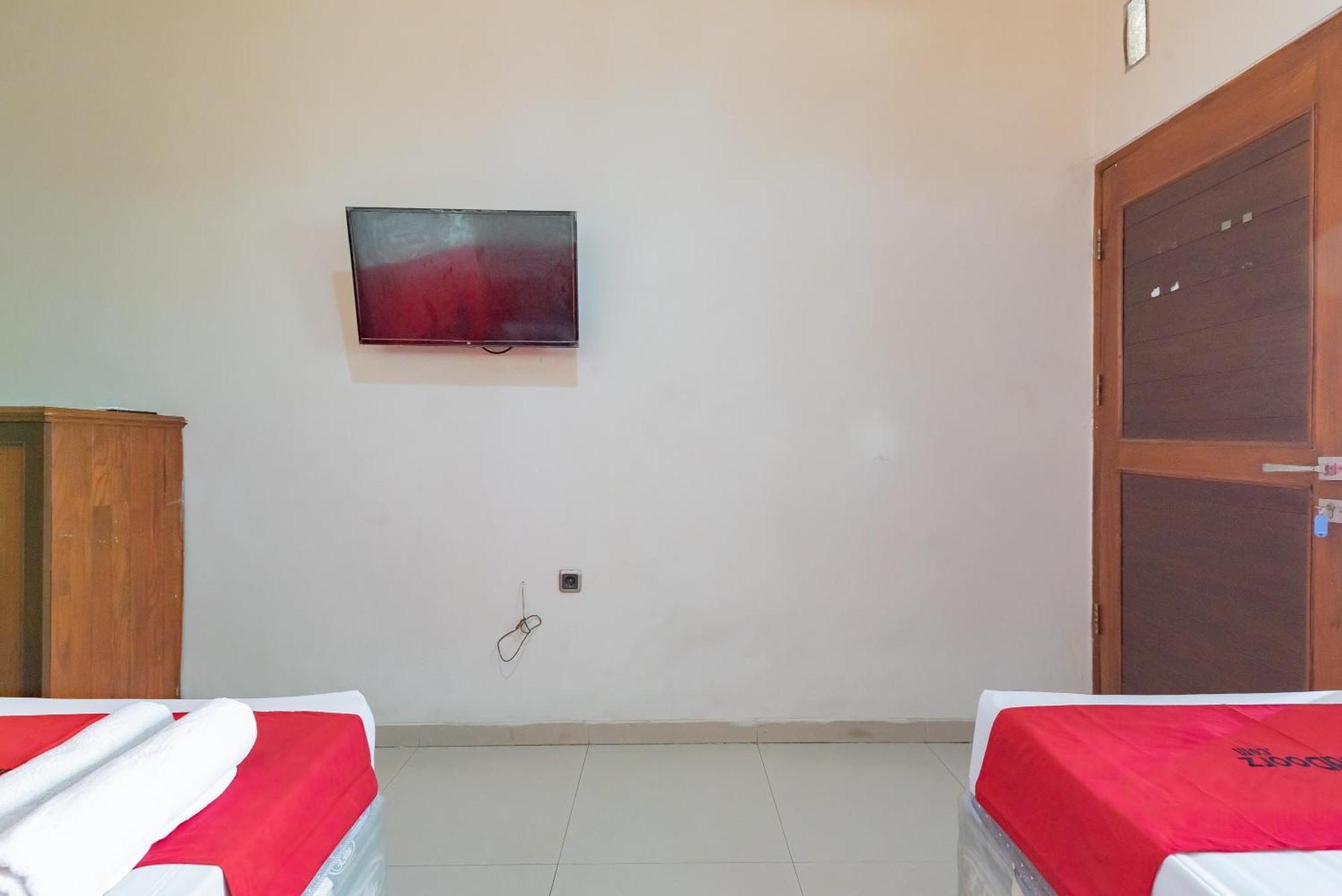 Hotel Reddoorz Near Pasar Pagi 2 By Cassana Cirebon Exterior foto