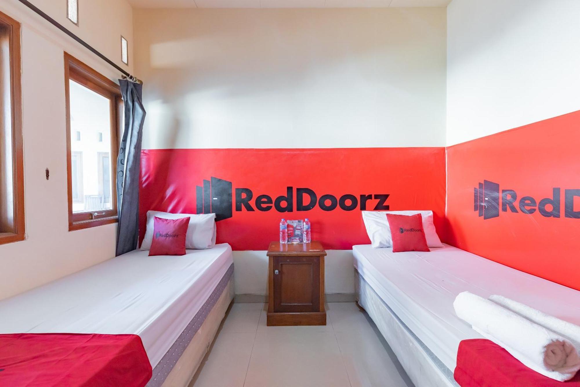 Hotel Reddoorz Near Pasar Pagi 2 By Cassana Cirebon Exterior foto