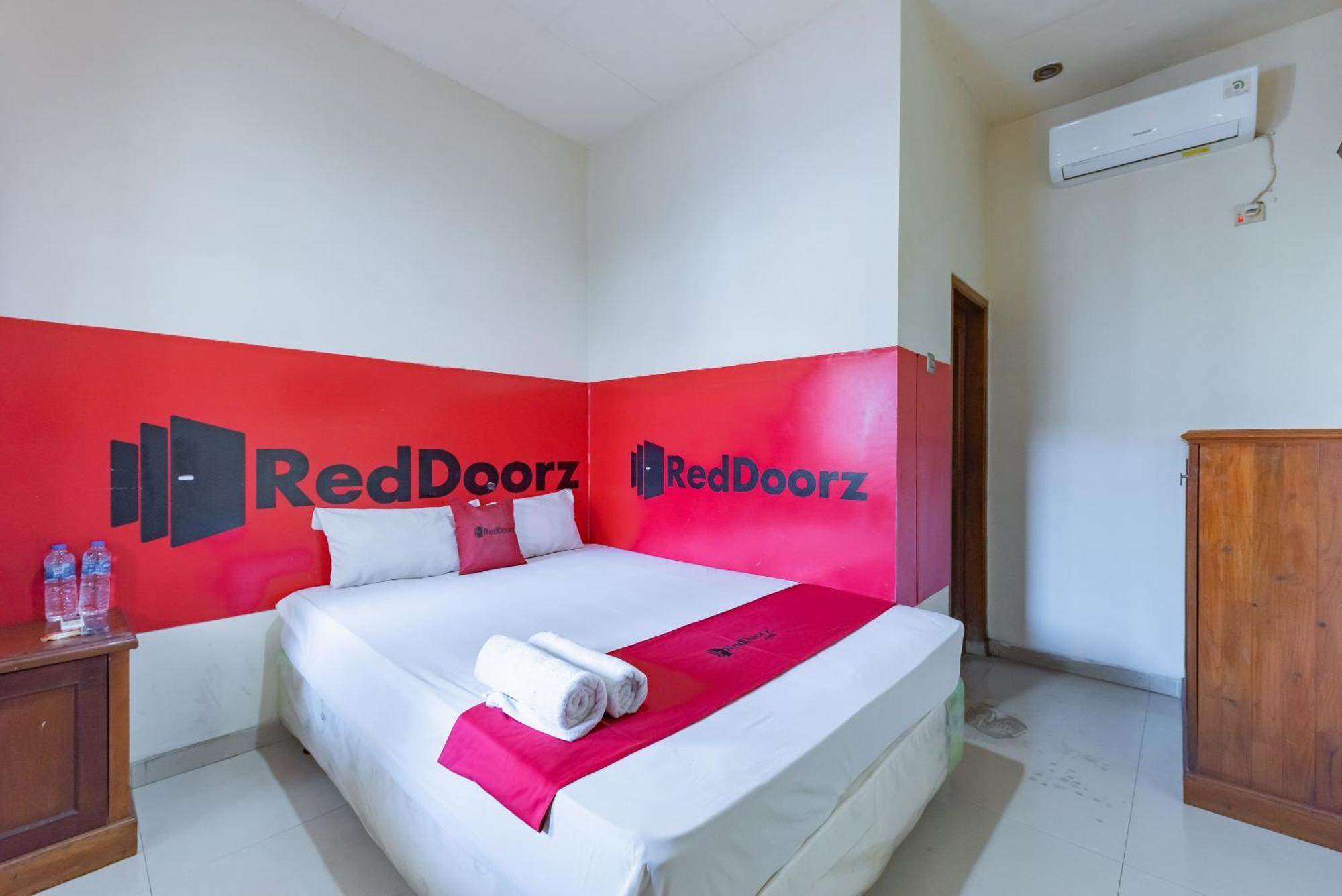 Hotel Reddoorz Near Pasar Pagi 2 By Cassana Cirebon Exterior foto