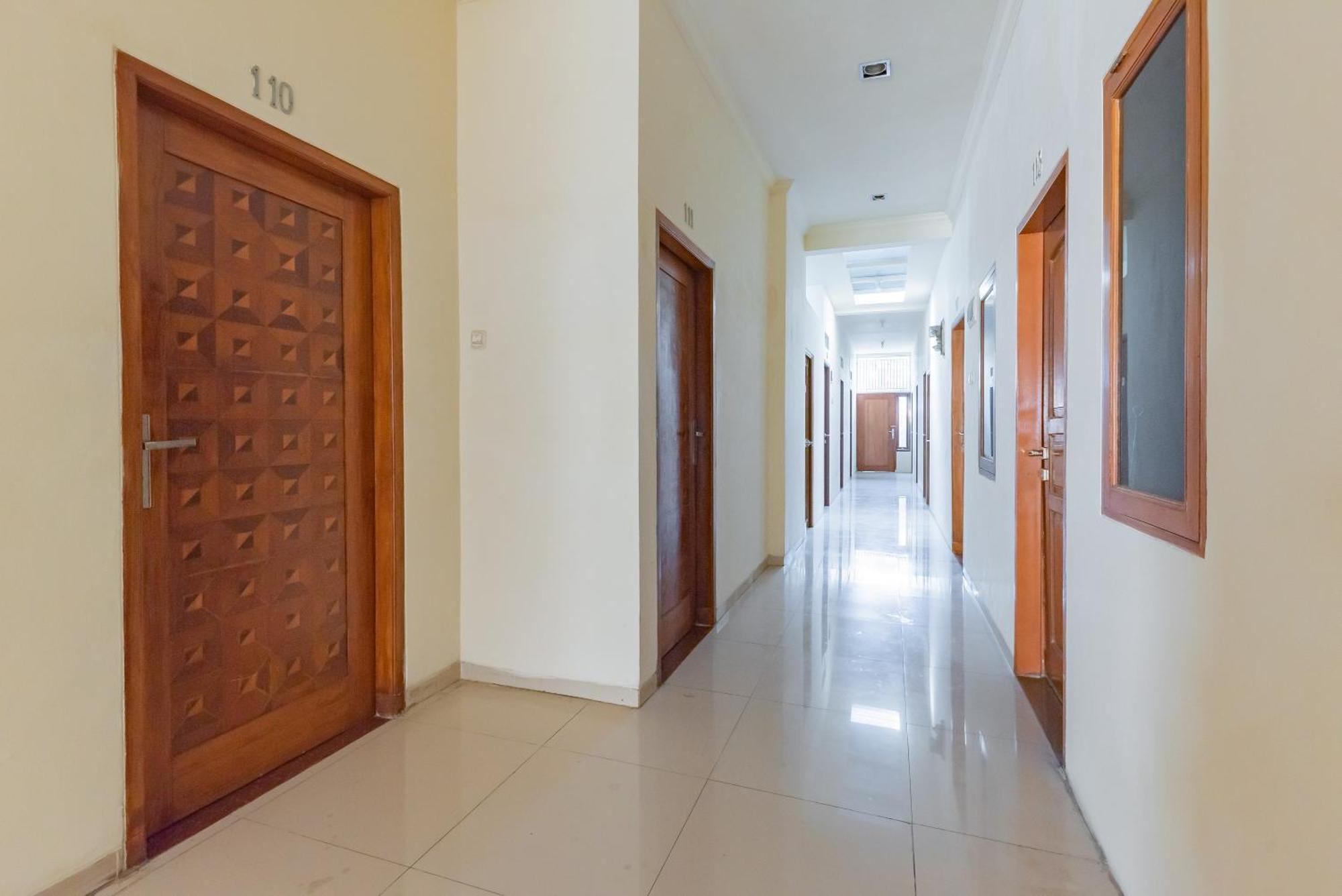 Hotel Reddoorz Near Pasar Pagi 2 By Cassana Cirebon Exterior foto