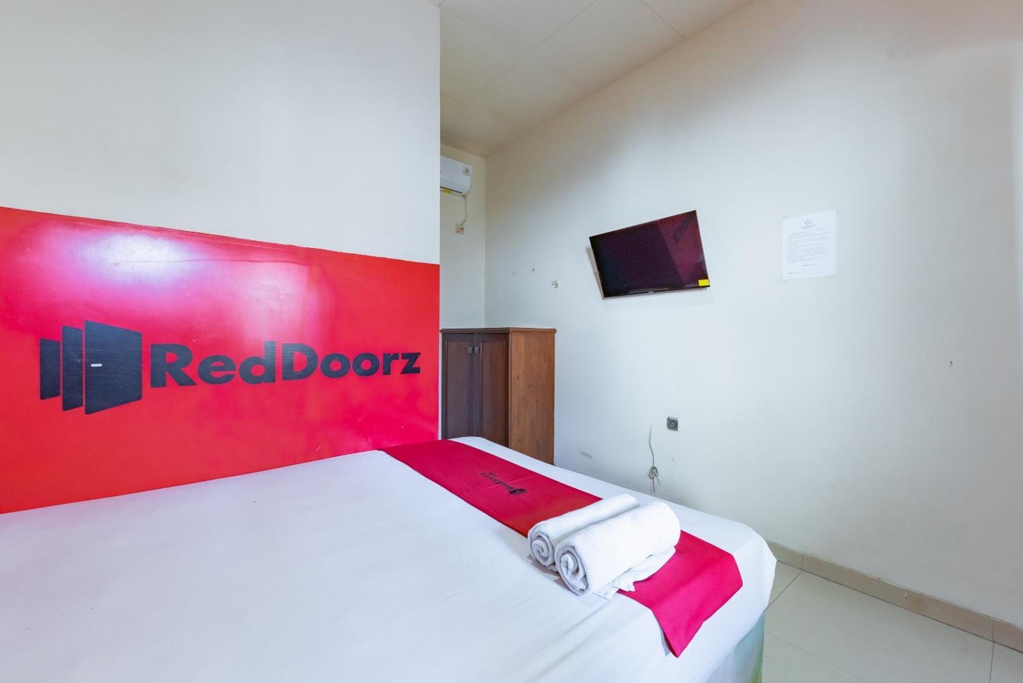 Hotel Reddoorz Near Pasar Pagi 2 By Cassana Cirebon Exterior foto
