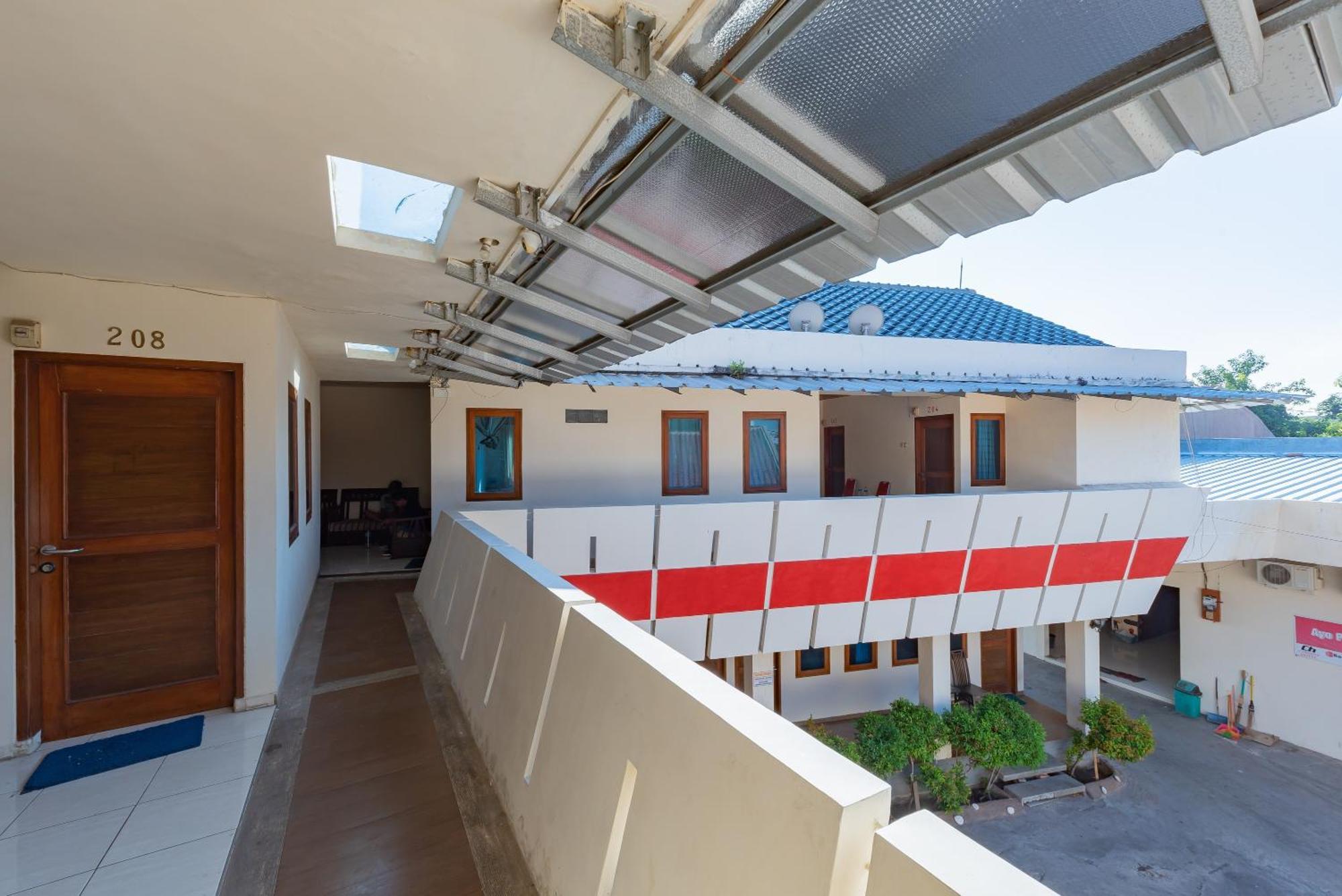 Hotel Reddoorz Near Pasar Pagi 2 By Cassana Cirebon Exterior foto