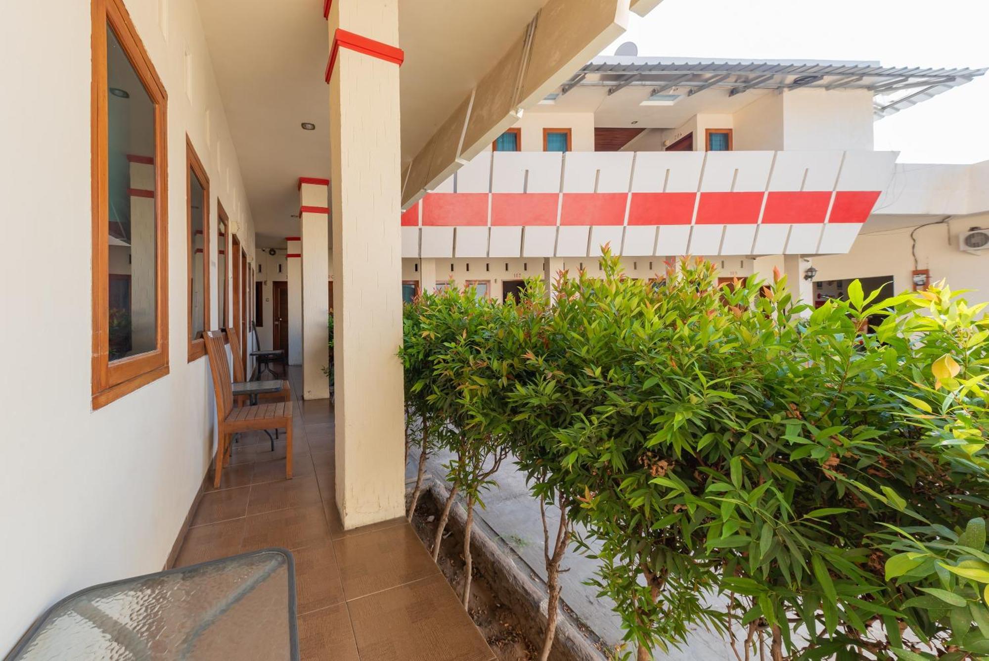 Hotel Reddoorz Near Pasar Pagi 2 By Cassana Cirebon Exterior foto
