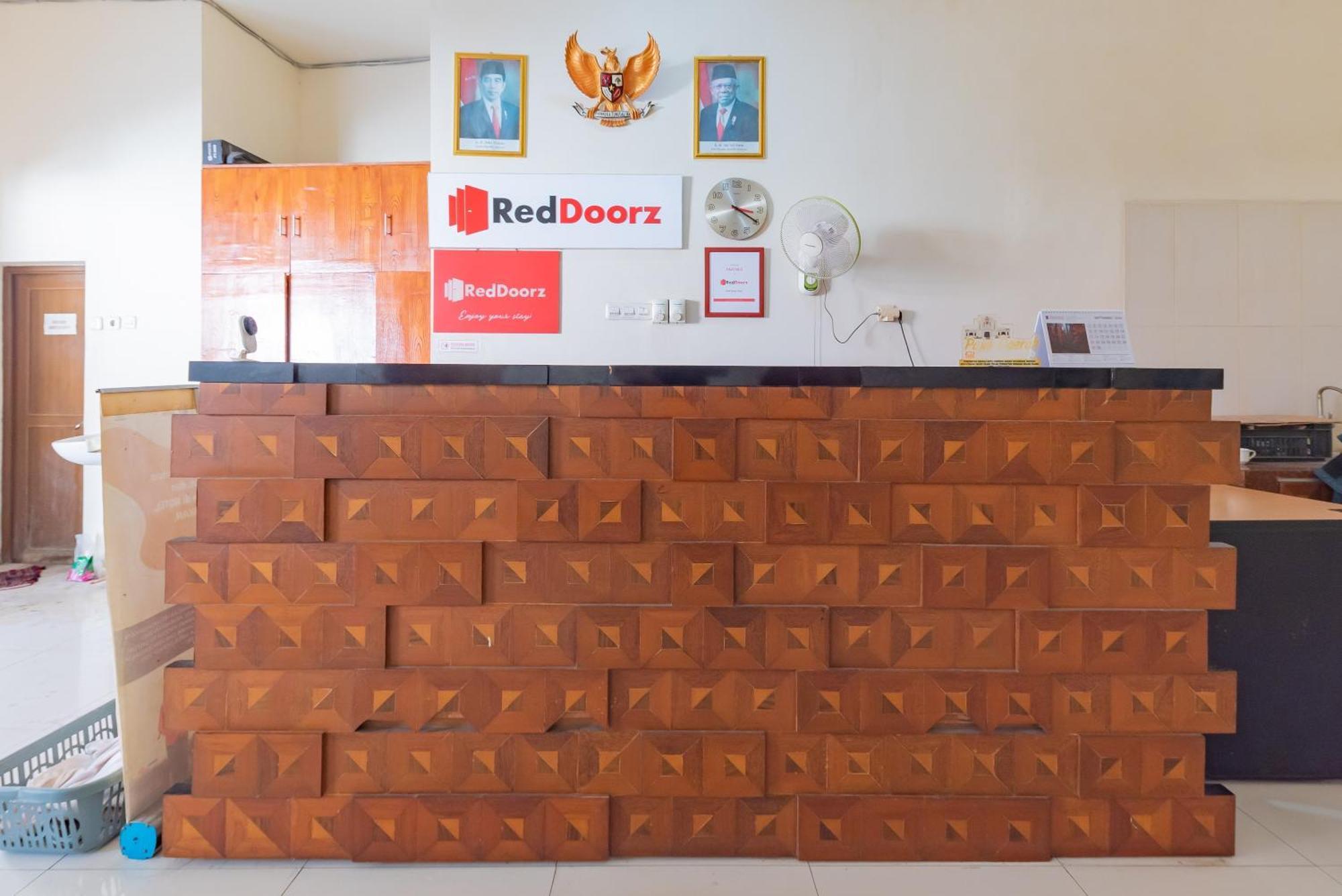 Hotel Reddoorz Near Pasar Pagi 2 By Cassana Cirebon Exterior foto