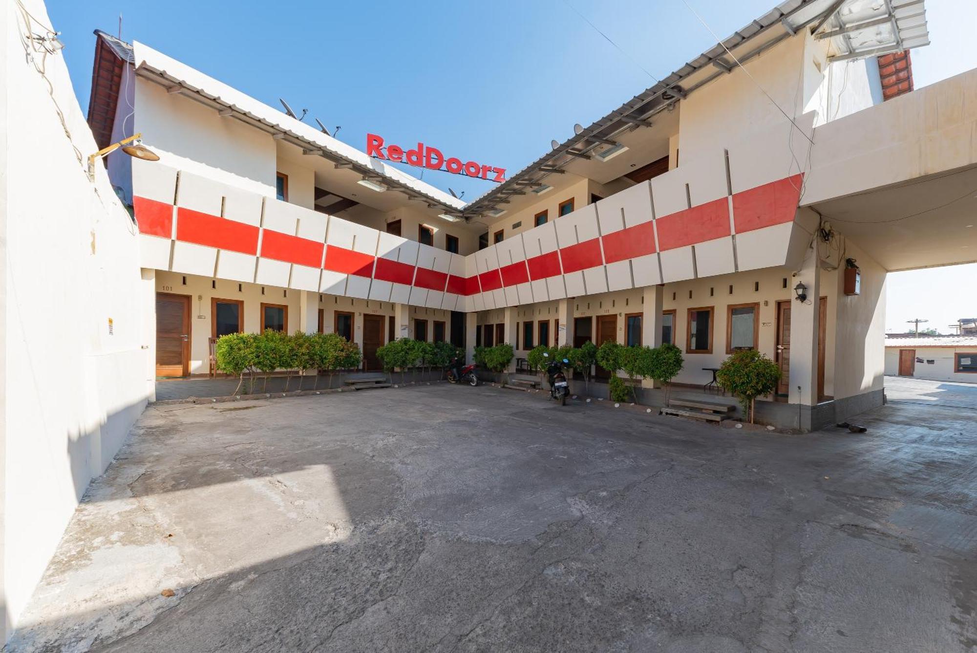 Hotel Reddoorz Near Pasar Pagi 2 By Cassana Cirebon Exterior foto