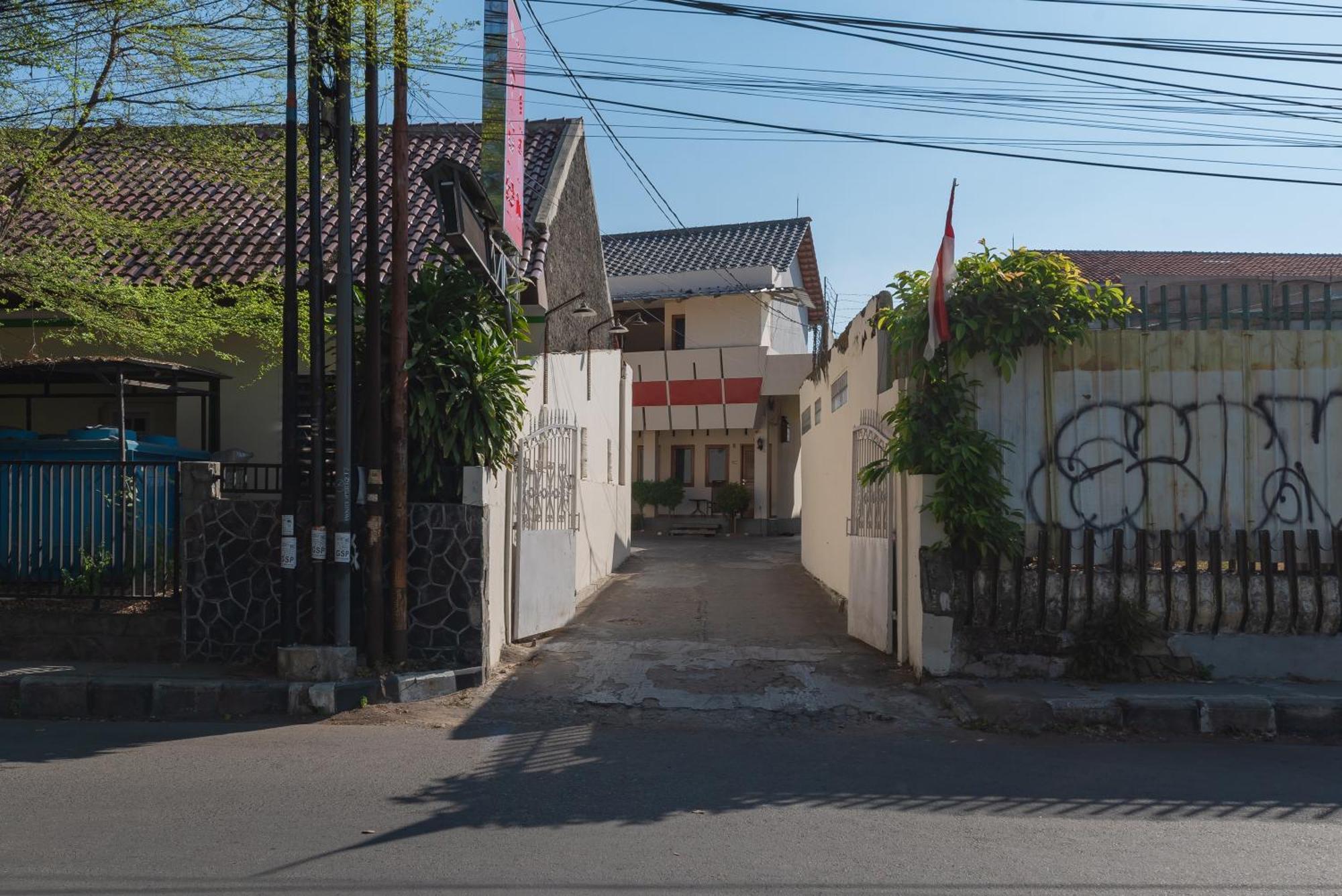 Hotel Reddoorz Near Pasar Pagi 2 By Cassana Cirebon Exterior foto