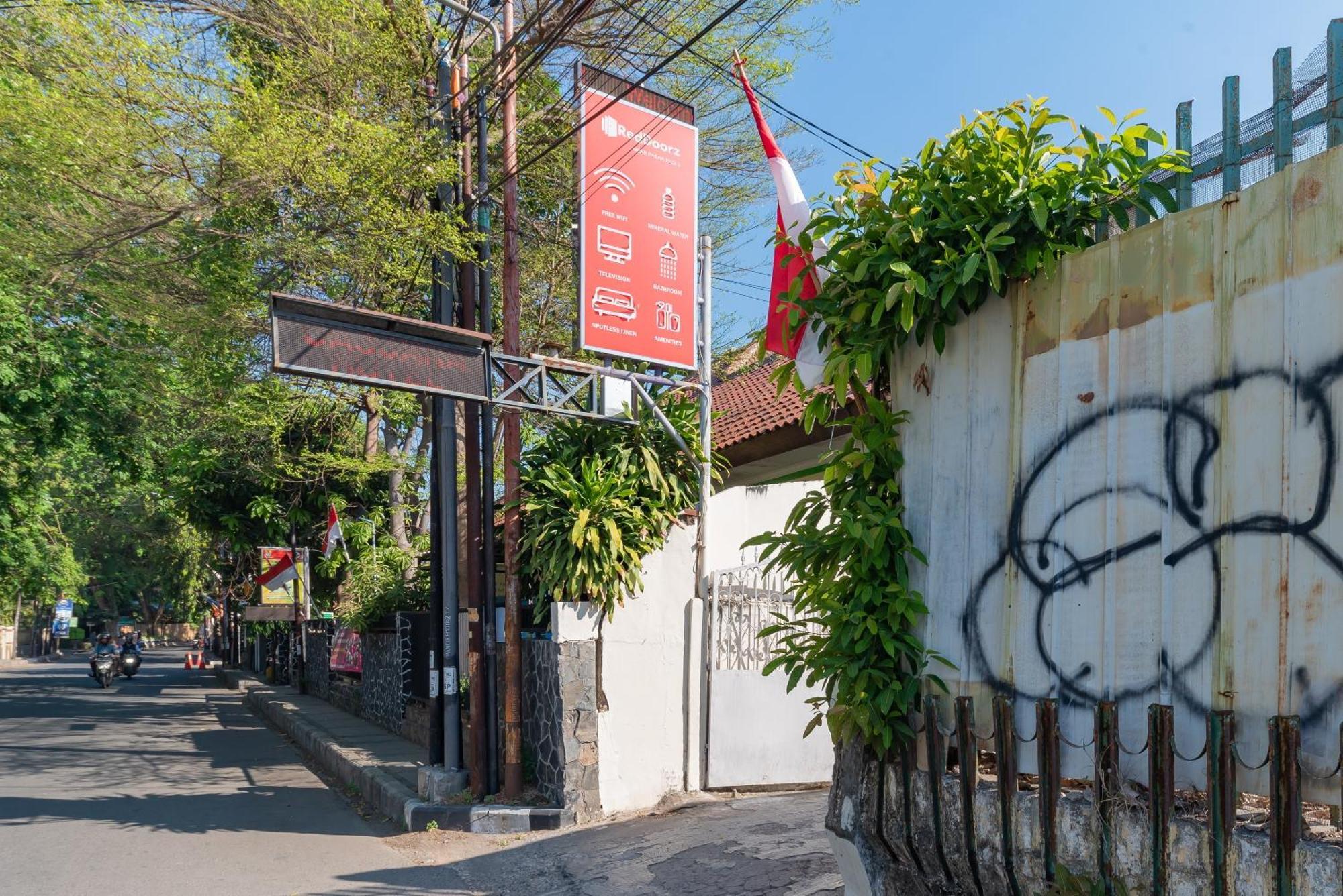 Hotel Reddoorz Near Pasar Pagi 2 By Cassana Cirebon Exterior foto